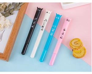 Vue détaillée de quatre stylos gel dessin animé colorés sur un fond décoratif lumineux
