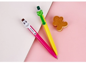 Dettaglio di penne arcobaleno con clip a forma di coniglio rosa e rana verde