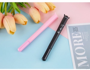 Détail de stylos à encre gel mignons avec cornes de démon en couleurs rose et noir