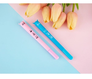 Détail de stylos diables de dessin animé roses et bleus avec des expressions mignonnes