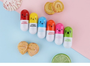 Vue détaillée de six stylos capsules colorés avec des visages mignons sur un fond pastel doux