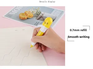Gros plan d'un stylo bille capsule 0,7 mm écrivant avec fluidité sur un carnet rose