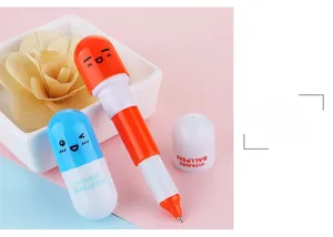 Gros plan de stylos à bille rétractables mignons en forme de gélule avec imprimé vitamine