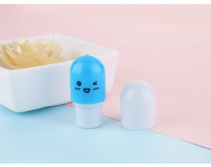 Vue détaillée du stylo bille capsule bleu et blanc avec visage souriant sur fond coloré