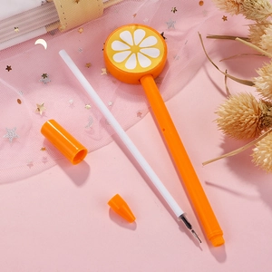 Kreativer Orangen-Lollipop-Gelschreiber mit Fruchtdesign auf rosa Mesh-Hintergrund