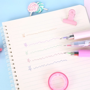 Penna a sfera 6-in-1 creativa a tema unicorno con corpo rosa pastello per studenti