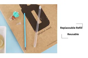 Détail du stylo gel cactus rechargeable avec corps transparent et cartouche d'encre bleue