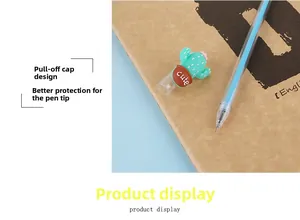 Détail d'un stylo à encre gel transparent avec capuchon en forme de cactus vert