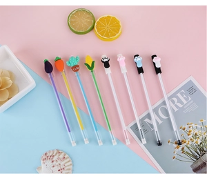 Détail de stylos créatifs en forme de légumes et pattes de chat avec décors en silicone