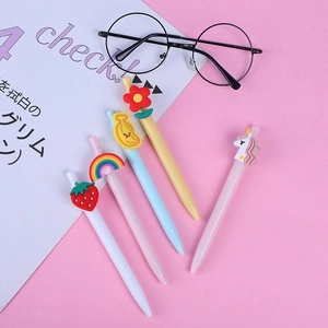 Set de cinco bonitos bolígrafos de gel retráctiles con dijes de fresa y arcoíris
