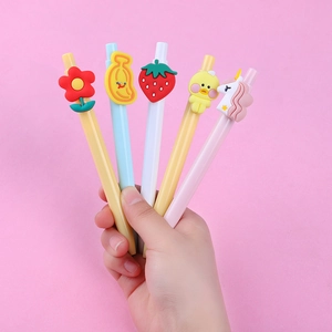 Set de cinco bolígrafos de gel con adornos de silicona de frutas y animales sobre rosa