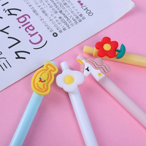 Set de 4 bonitos bolígrafos de gel retráctiles con adornos de silicona en fondo rosa