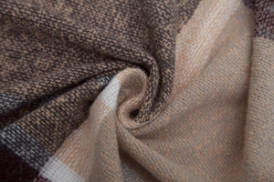 Detalle de la textura de bufanda de cuadros gruesa en marrón, beige y rojo oscuro tejido