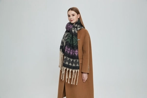 Détail d'une écharpe en tricot à losanges colorés avec franges sur un manteau en laine