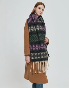 Détail d'un châle d'hiver épais avec motifs géométriques violets et longues franges