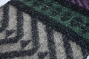 Vue macro de la maille à chevrons épaisse et multicolore avec une finition douce et brossée