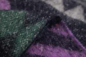 Macro d'un tissage jacquard épais à chevrons avec texture douce en mohair violet et vert foncé