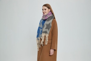 Nahaufnahme von Jacquard-Sternenmuster und dicken Fransen an einem Winter-Strickschal