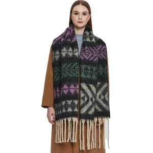 Écharpe châle en maille géométrique avec motifs violet et vert et glands sur fond blanc