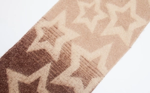 Detailaufnahme des dicken Strickschals mit Sternenmuster und Farbverlauf in Kaffeebraun