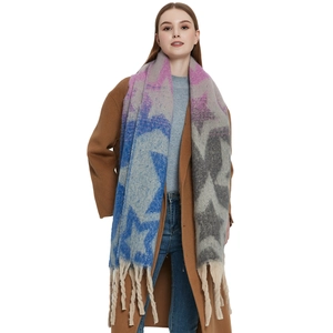 Dicker Winter-Jacquardschal mit Sternmustern und groben Fransen, von Model getragen