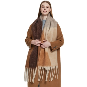 Thick autumn winter colorblock shawl with fringe and geometric knit pattern for women