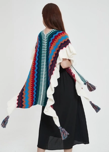 Dettaglio dello scialle in maglia bohémien con motivi geometrici e volant decorativi