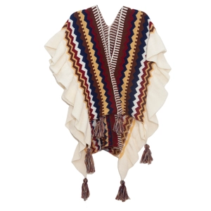 Dettaglio di scialle in maglia boho con motivi zigzag colorati e nappe con frange