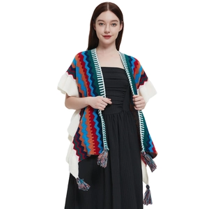 Scialle in maglia bohémien con motivi a onde colorate e nappe a frangia da donna