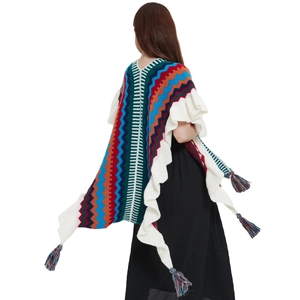 Scialle in maglia da donna con motivi a onde colorate, volant e frange in stile etnico