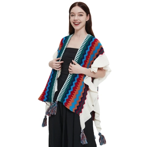 Scialle in maglia colorata da donna con motivo a zig-zag e frange in stile etnico