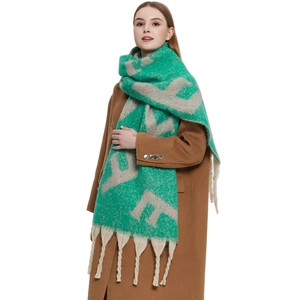 Écharpe d'hiver en tricot vert avec motif à lettres grises et longues franges