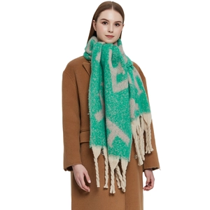 Écharpe d'hiver épaisse avec jacquard de lettres vert et beige et grosses franges