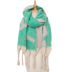 Détail d'une écharpe en jacquard épais avec de grosses franges faites à la main