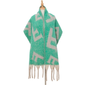 Texture tricotée détaillée de l'écharpe jacquard vert et beige à franges épaisses