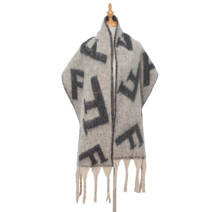 Détail du tissu jacquard épais bouclé avec motif FF gris et grosses franges
