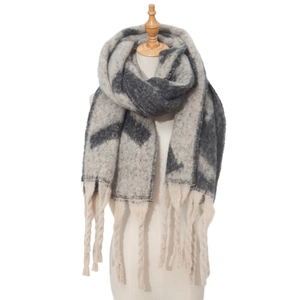 Détail d'une écharpe d'hiver en maille grise et beige avec de longues franges sur support