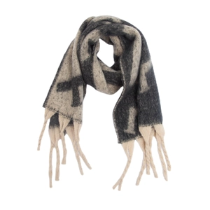 Détail d'une écharpe d'hiver épaisse avec jacquard de lettres grises et glands épais