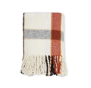 Detailansicht des dicken beigen Strickschals mit orangefarbenem Karo und langen Fransen