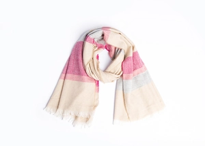 Texture de tricot détaillée d'une écharpe tricolore avec franges beiges et roses