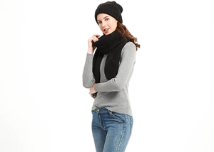 Winter-Strickset aus Mütze und Schal am Model, dicke Rippstruktur in massivem Schwarz