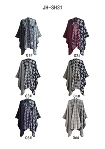 Catalogue détaillé présentant six ponchos en maille pied-de-poule en diverses couleurs