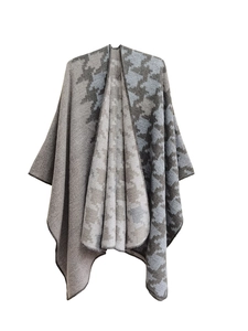 Détail du poncho pied-de-poule gris montrant la maille épaisse et les coutures de bord