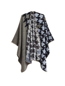 Détail d'un poncho en maille épaisse avec sergé gris et motifs pied-de-poule bleus