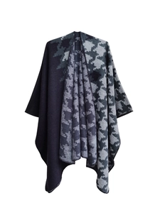Gros plan sur tissu en maille épaisse avec motif pied-de-poule bleu et gris