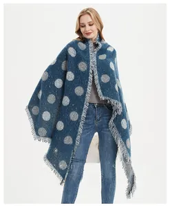 Dettaglio della sciarpa blu navy a pois con spesse nappe per lo stile autunno e inverno