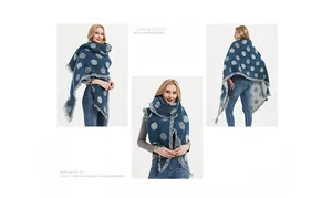 Dettaglio di sciarpa in maglia blu navy a pois bianchi con frange delicate