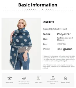 Dettaglio della sciarpa blu navy a pois con dimensioni 200x70 cm e trama in filato bouclé