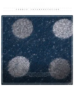 Dettaglio del morbido tessuto della sciarpa blu navy a pois bianchi e trama spazzolata