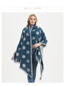 Dettaglio di scialle in maglia blu scuro con pois grigi e bordi decorati con frange